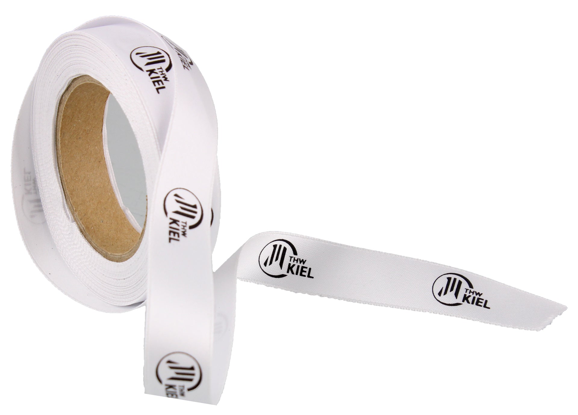 Das Geschenkband weiß 10m ist ein weißes Satinband, auf dem in regelmäßigen Abständen das THW KIEL-Logo und ein schwarzer Schriftzug abgebildet sind, wobei ein Teil des Bandes aufgerollt und sichtbar ist.