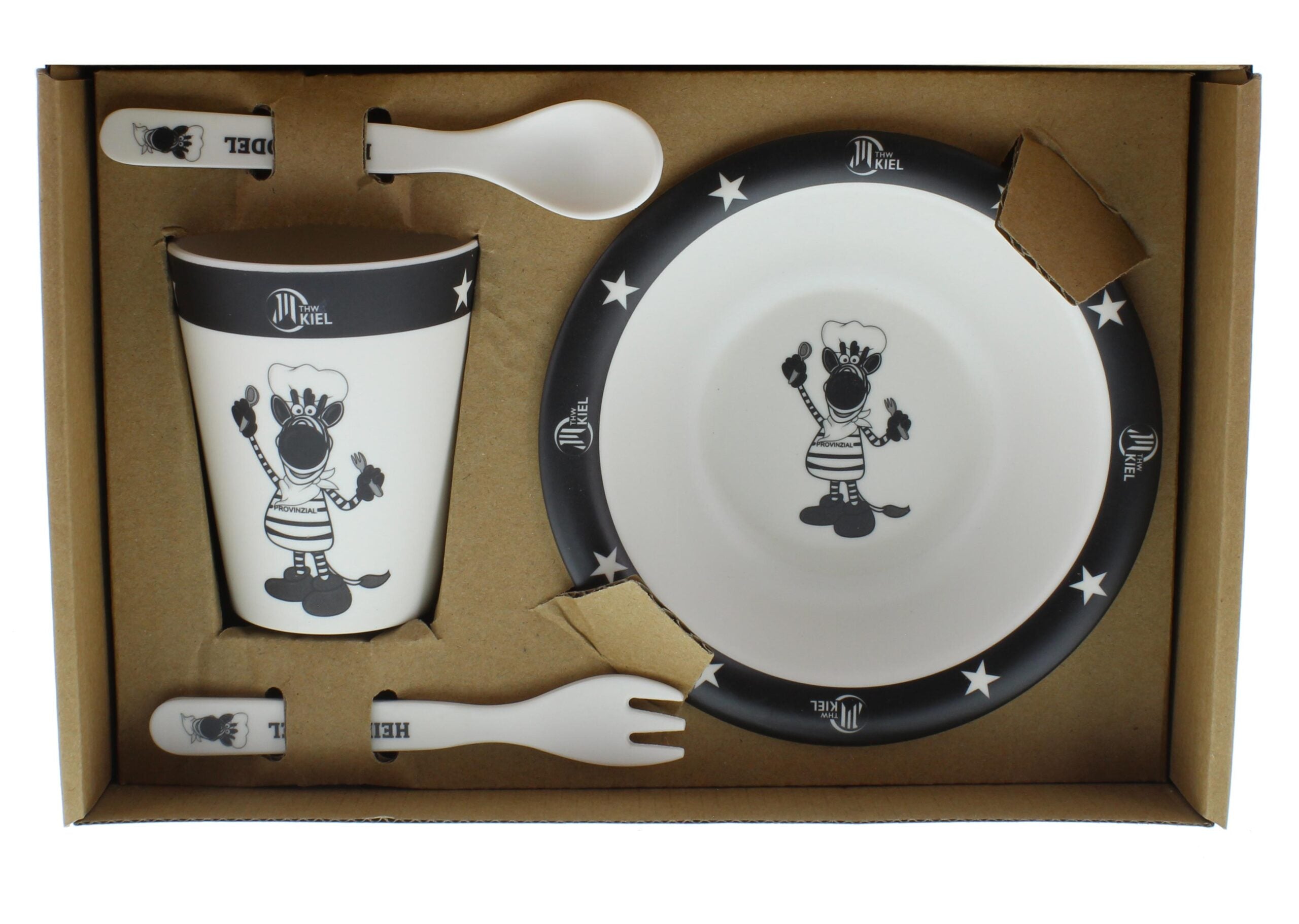 Das Geschirr-Set Kids 4-teilig weiß-schwarz enthält eine Tasse, einen Teller, eine Schüssel und einen Löffel mit Hein Daddel, dem Zebrakoch und Sternenmotiven. Jedes Teil ist aus 100 % Melamin für lange Haltbarkeit.