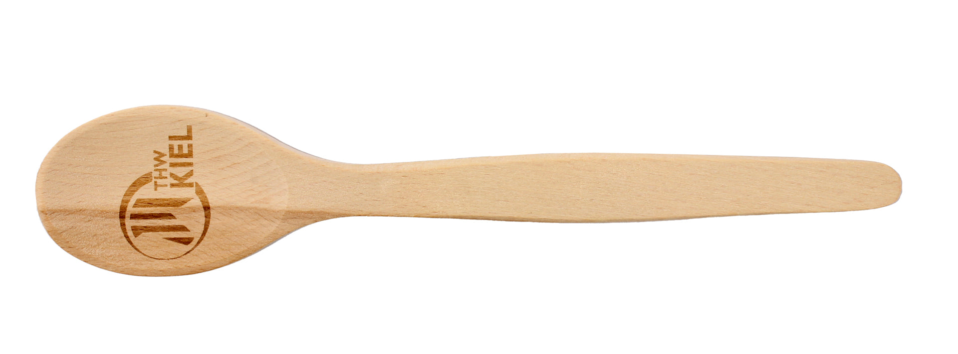 Ein flacher, unbearbeiteter Holzlöffel aus dem Küchen-Set mit breitem, rundem Kopf und glattem Stiel. Der Kopf ist mit "My Kiel" und einem stilisierten THW-Logo graviert.