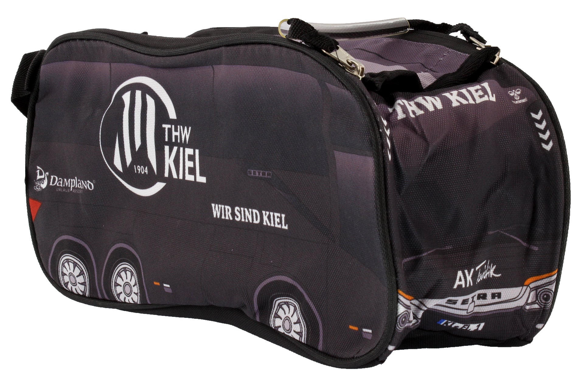 Die Kulturtasche Bus ist eine schwarze THW-Kiel-Waschtasche mit Mannschaftsbus-Aufdruck, THW-Kiel-Logo und dem Text "Wir sind Kiel" & "AK SERRA". Der stylische Fanartikel verfügt über einen Henkel und sichtbare Reißverschlüsse.