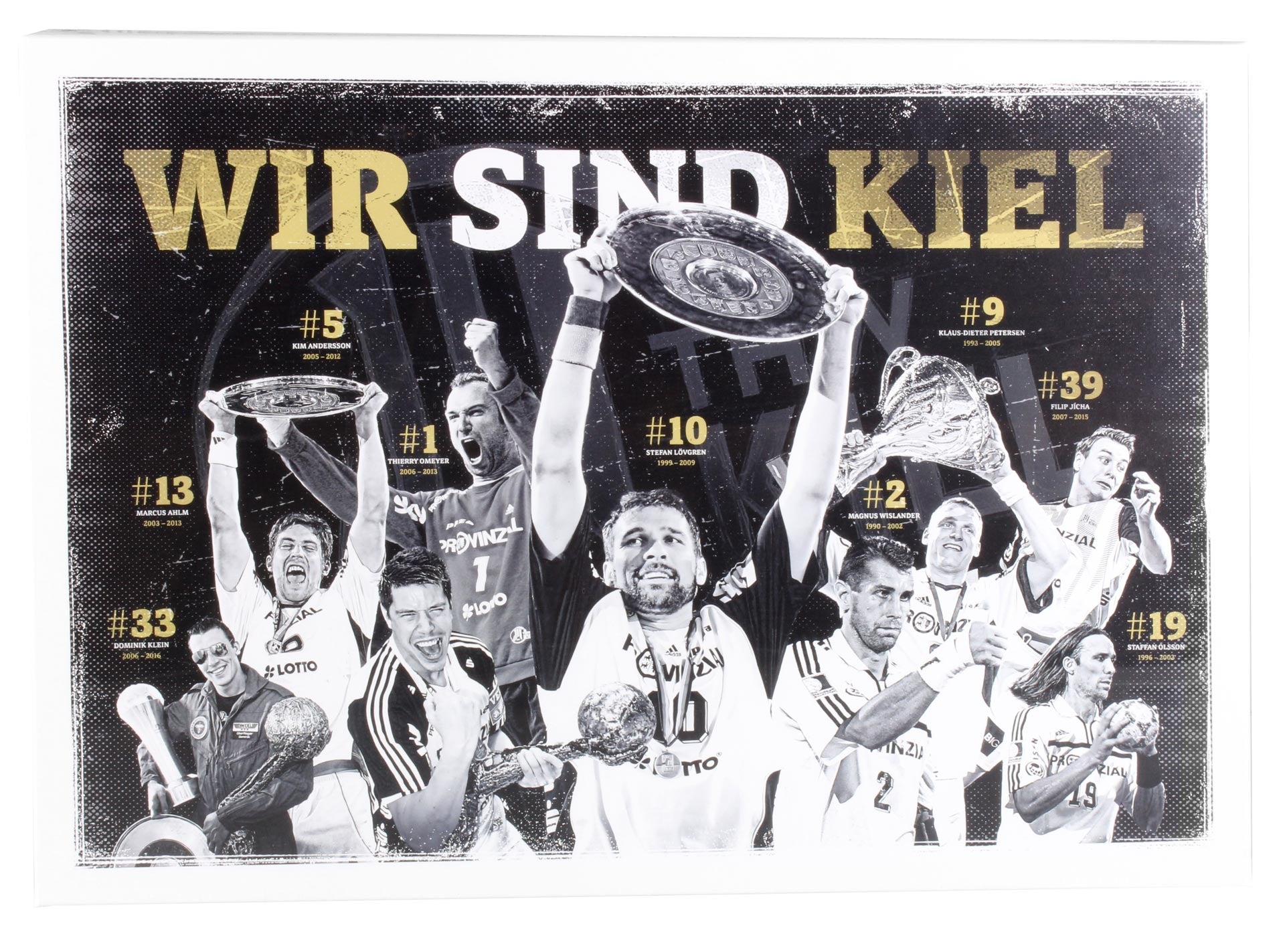 Eine schwarz-weiße Collage von Handball-Legenden mit Trophäen, "WIR SIND KIEL" in kräftigem Gelb und goldfarbenen Spielernummern - perfekt für Fans des Ravensburger Puzzles "Legenden THW Kiel" mit 1.000 Teilen.