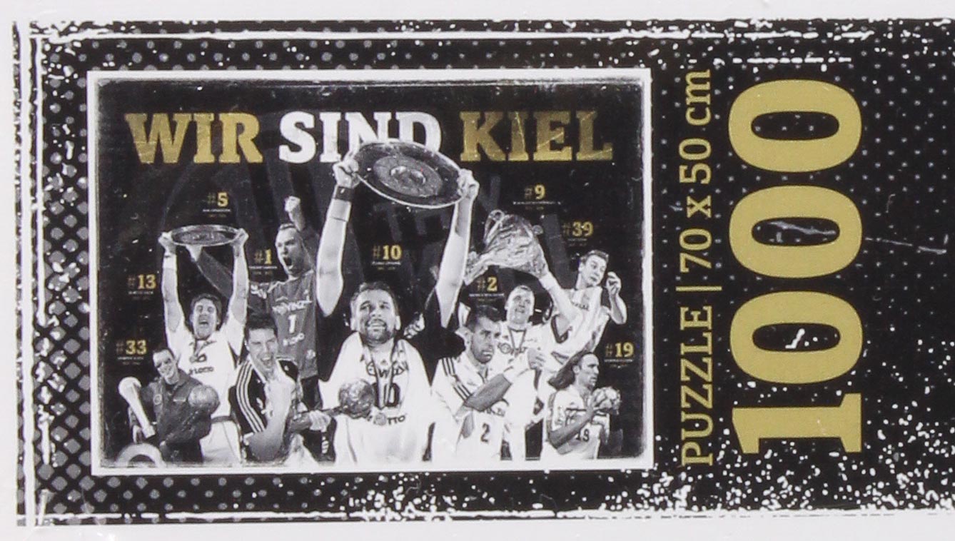 Eine jubelnde Gruppe von Sportlern, Handball-Legenden des THW Kiel, hält Trophäen unter "WIR SIND KIEL". Jedes ist nummeriert, rechts steht in Gold der Produktname "Puzzle 'Legenden THW Kiel' Ravensburger 1.000 Teile".