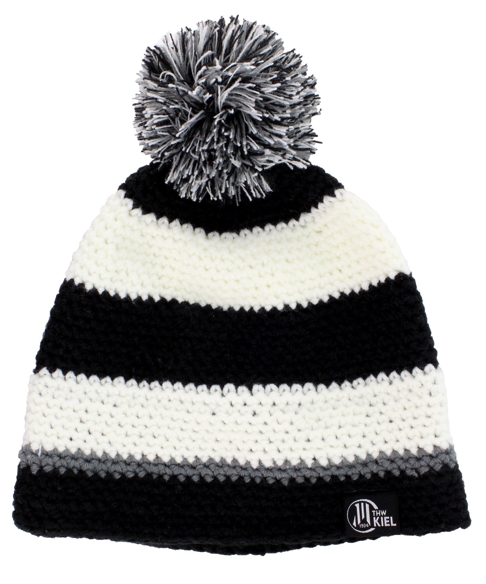 Die Pudelmütze Riesenbommel schwarz-weiß ist eine Strickmütze mit breiten schwarz-weiß-grauen Streifen, einem passenden Bommel und einem kleinen THW Kiel Logoaufnäher am unteren Rand.