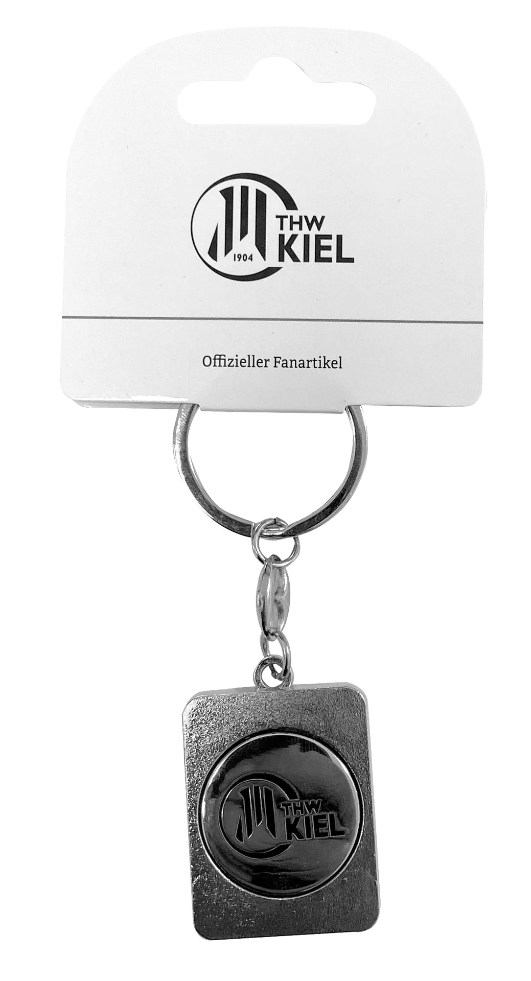 Der Schlüsselanhänger Chip ist ein metallischer THW Kiel Schlüsselanhänger mit einem rechteckigen Anhänger mit dem Vereinslogo, verpackt mit "THW Kiel 1904" und "Offizieller Fanartikel". Inklusive integriertem Einkaufschip.