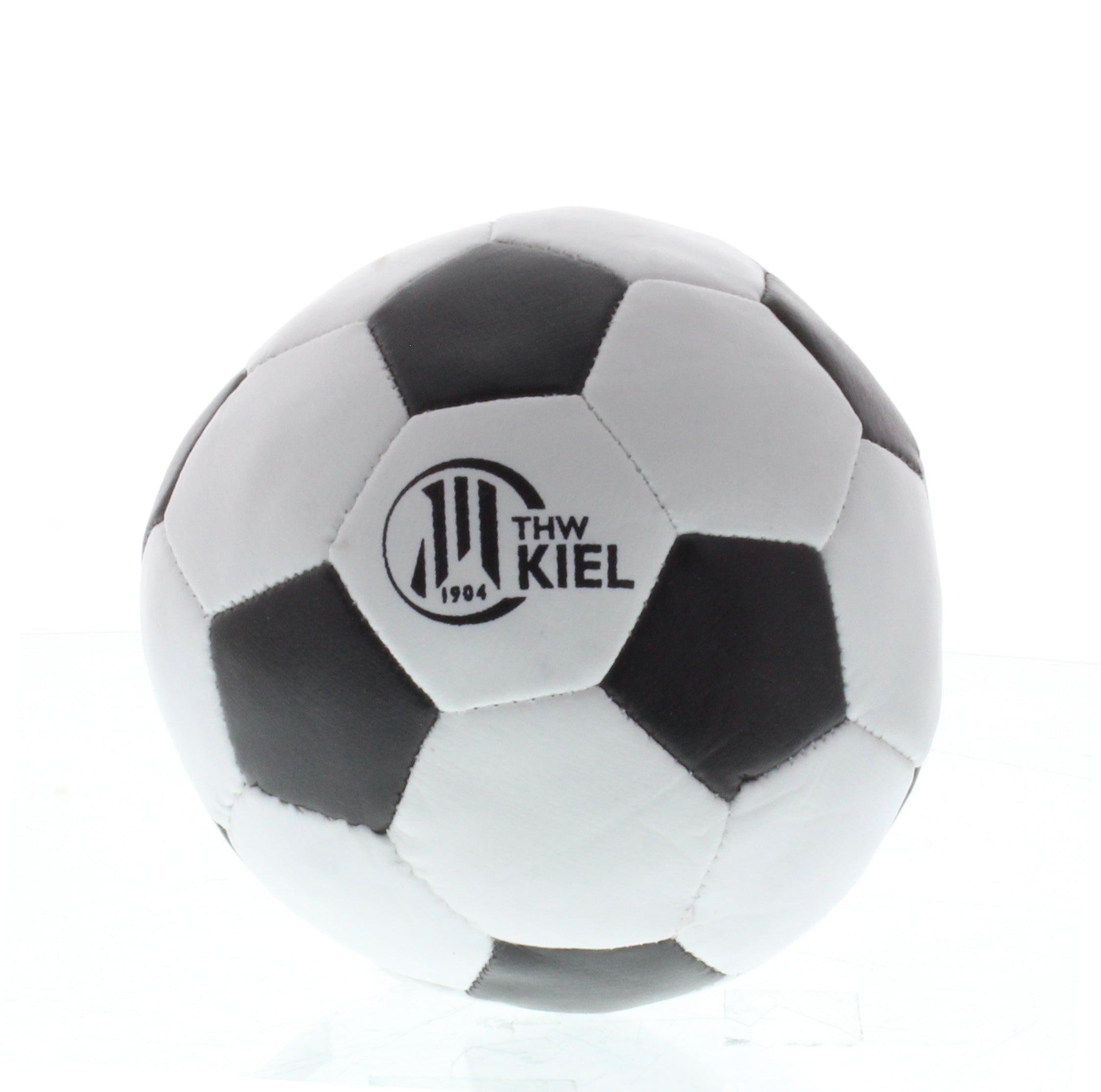Der Softball schwarz-weiß 10cm, mit dem THW Kiel Logo, ähnelt einem weicher Ball in schwarz-weiß - ideal für Softball Kinder und Fans.