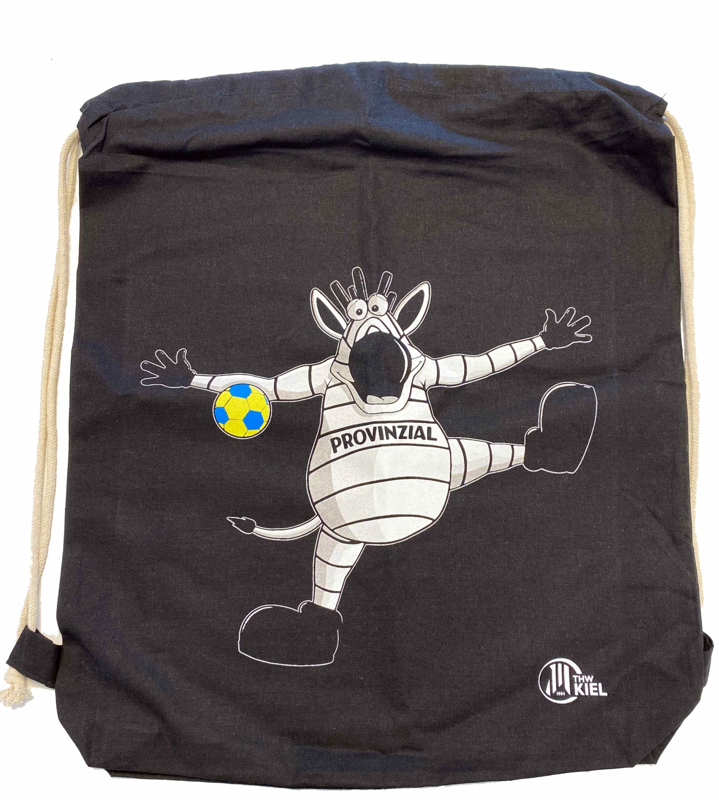 Der Turnbeutel Hein Daddel Parade schwarz zeigt ein witziges Zebra mit PROVINZIAL-Schärpe und gelb-blauem Ball. Perfekt für Sportsachen, unten rechts mit THW Kiel Logo.