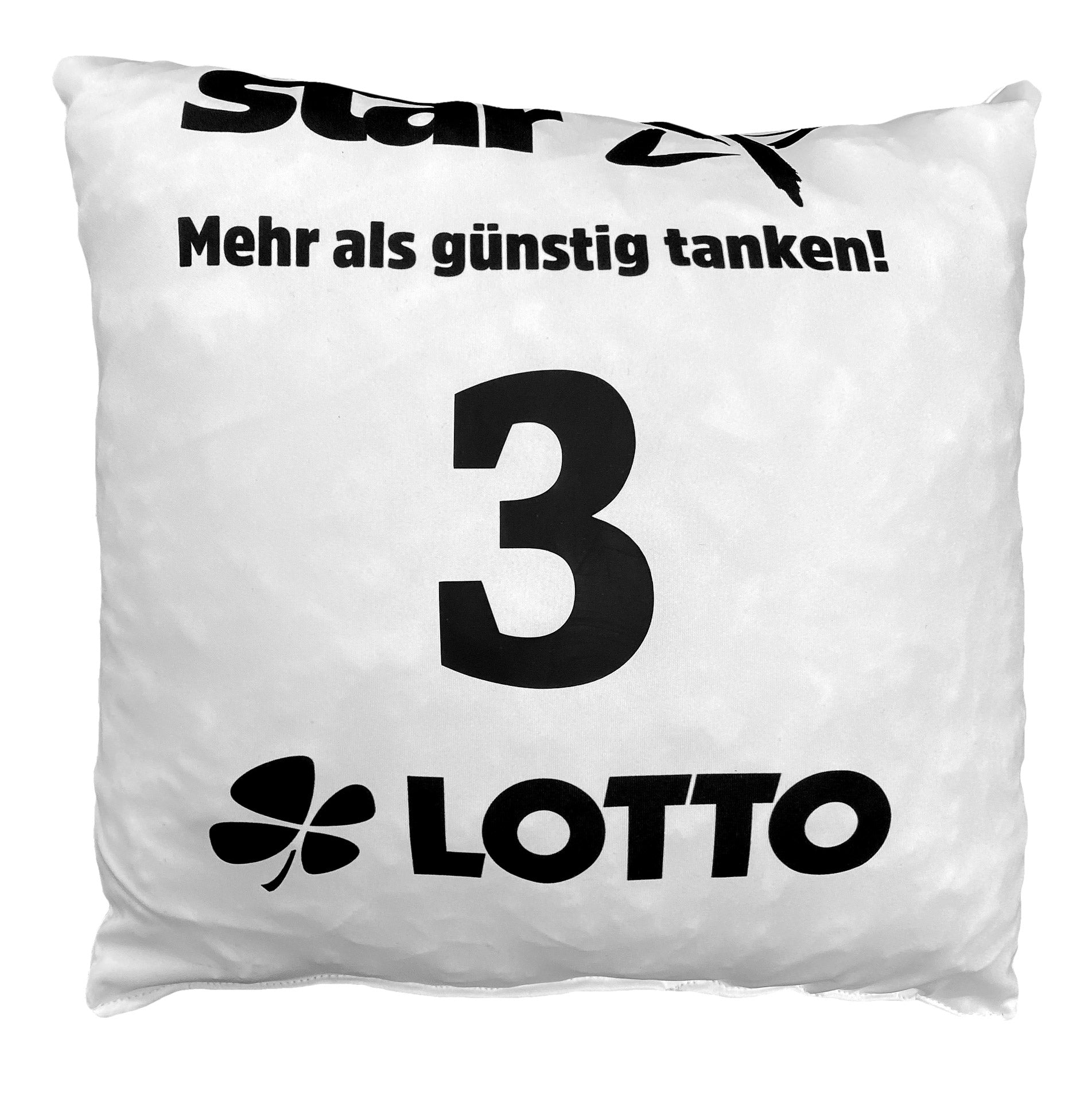 Das Upcycling Kissen Bundesliga Trikot 2020/21 besteht aus weißem Stoff mit schwarzem "Mehr als günstig tanken!"-Schriftzug, einer fetten Nummer 3 und dem LOTTO-Kleezeichen - perfekt für Handballfans oder THW Kiel-Anhänger.
