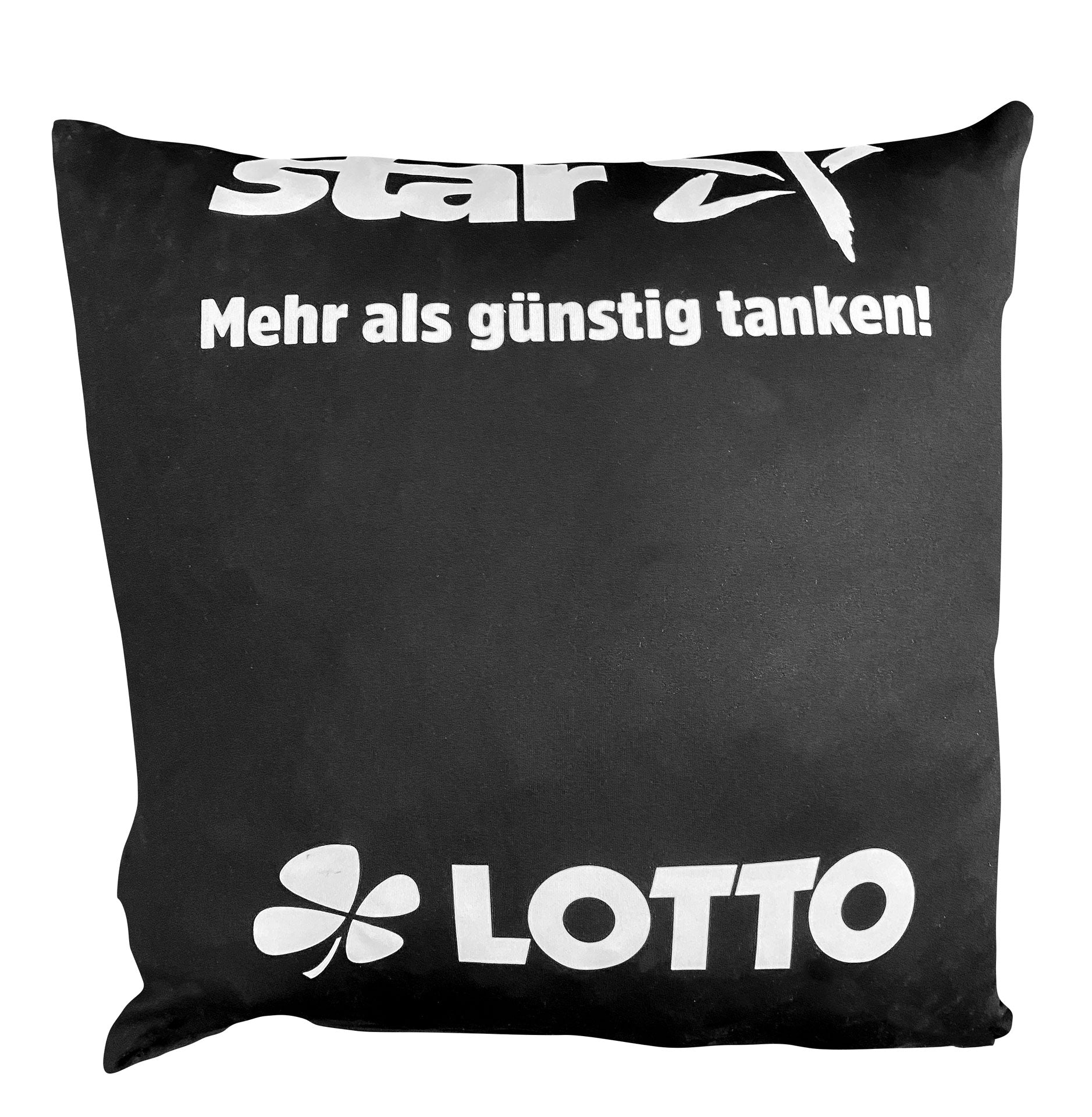 Ein schwarzes Upcycling Kissen Bundesliga Trikot 2020/21 mit weißem Schriftzug "Mehr als günstig tanken!", LOTTO-Klee-Logo und Teilstern - ideal für nachhaltige Merchandise-Sammler und THW Kiel Fans.