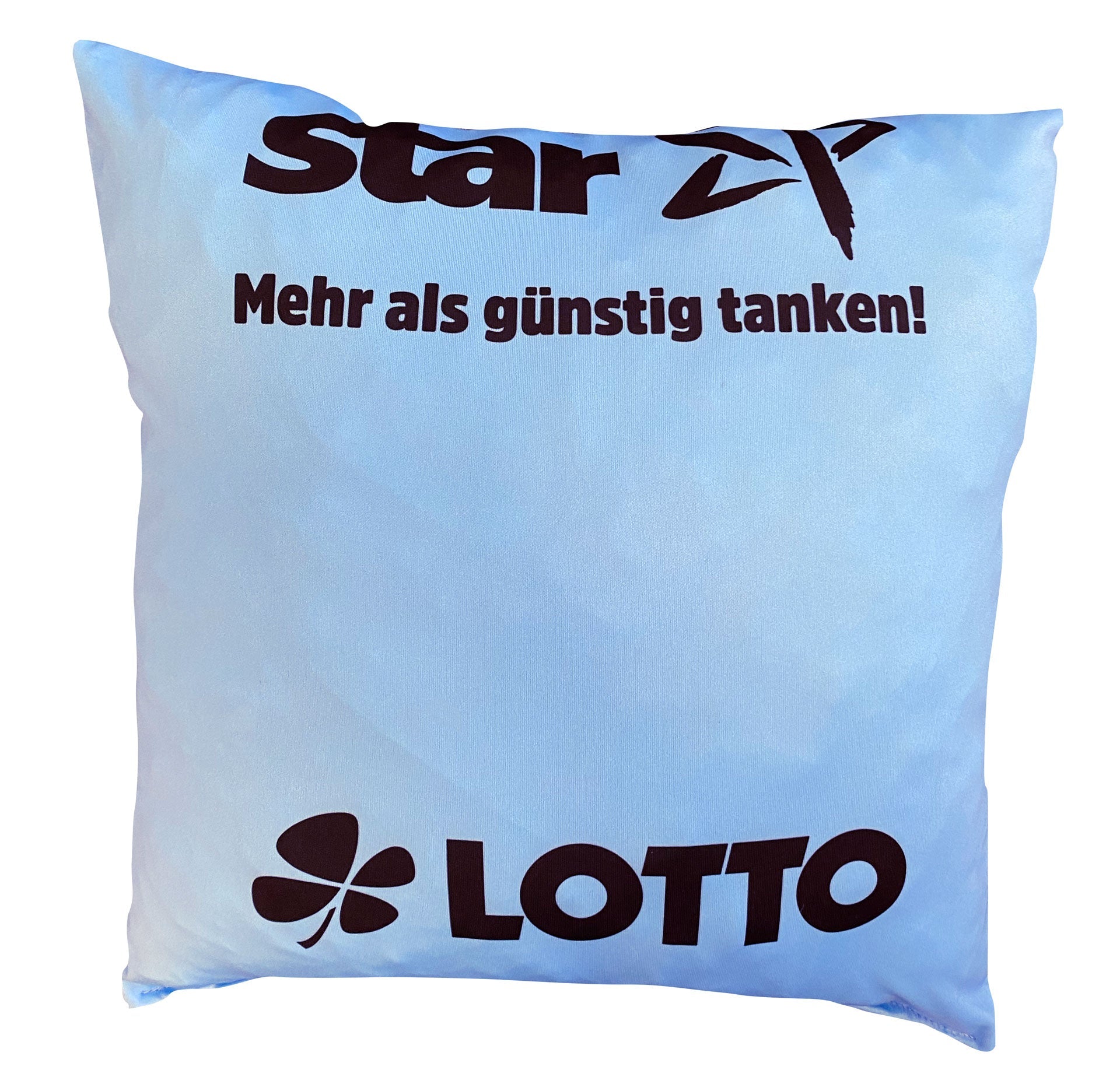 Ein hellblaues Upcycling Kissen Bundesliga Trikot 2020/21 mit schwarzem "Star Mehr als günstig tanken!"- und "LOTTO"-Text sowie einem vierblättrigen Kleeblatt - ein nachhaltiger Fanartikel, perfekt für echte THW Kiel Supporter.
