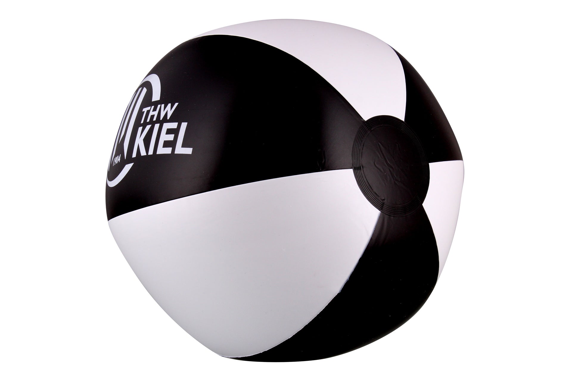 Der Wasserball schwarz-weiß zeigt das THW Kiel-Logo auf einer schwarzen Platte - ideal für den Spaß am Strand.