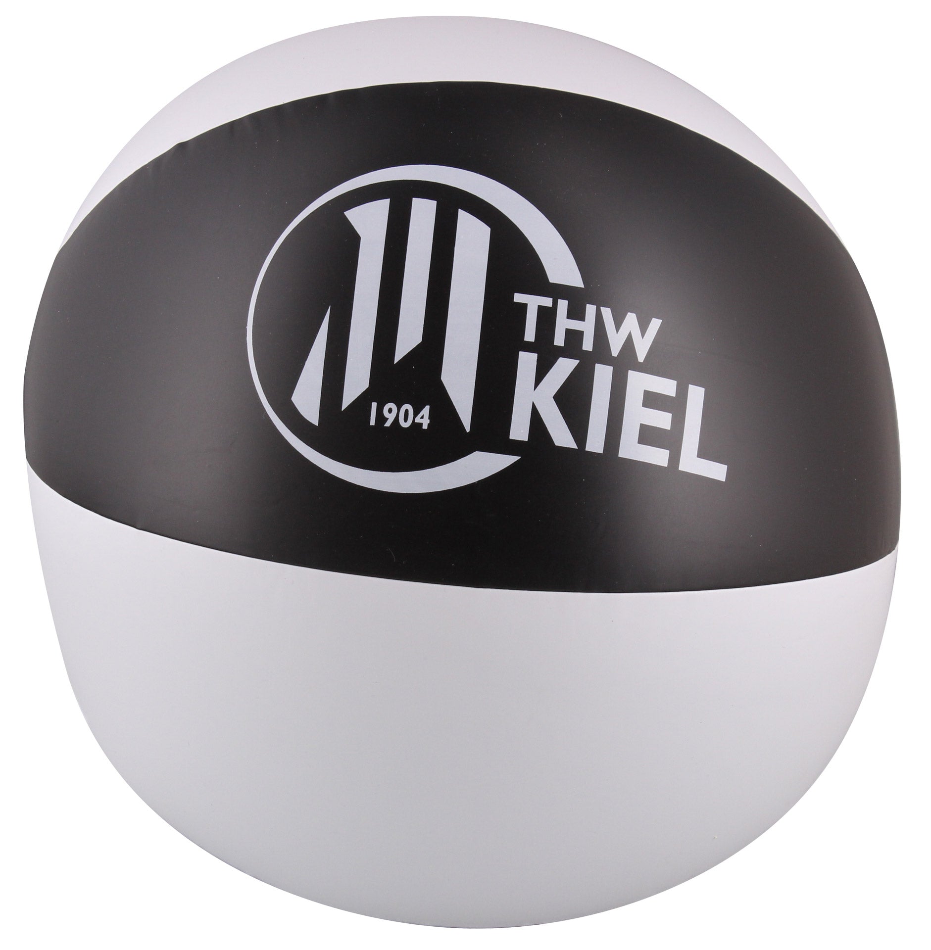 Der Wasserball schwarz-weiß zeigt das Logo des THW Kiel 1904 mit weißer Schrift auf schwarzem Grund - ideal für den Spaß am Strand.