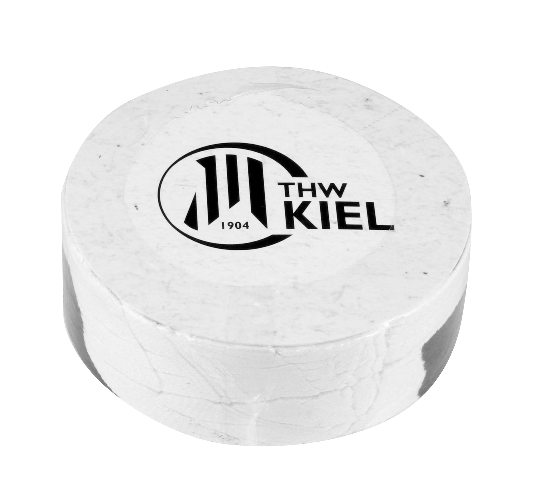 Das Schrumpfhandtuch schwarz-weiß ist ein weißer Schaumstoffpuck mit schwarzem THW Kiel 1904-Logo und -Schriftzug auf der Oberseite. Im Inneren befindet sich ein Gästehandtuch aus 100% Baumwolle, das den deutschen Handballverein repräsentiert.