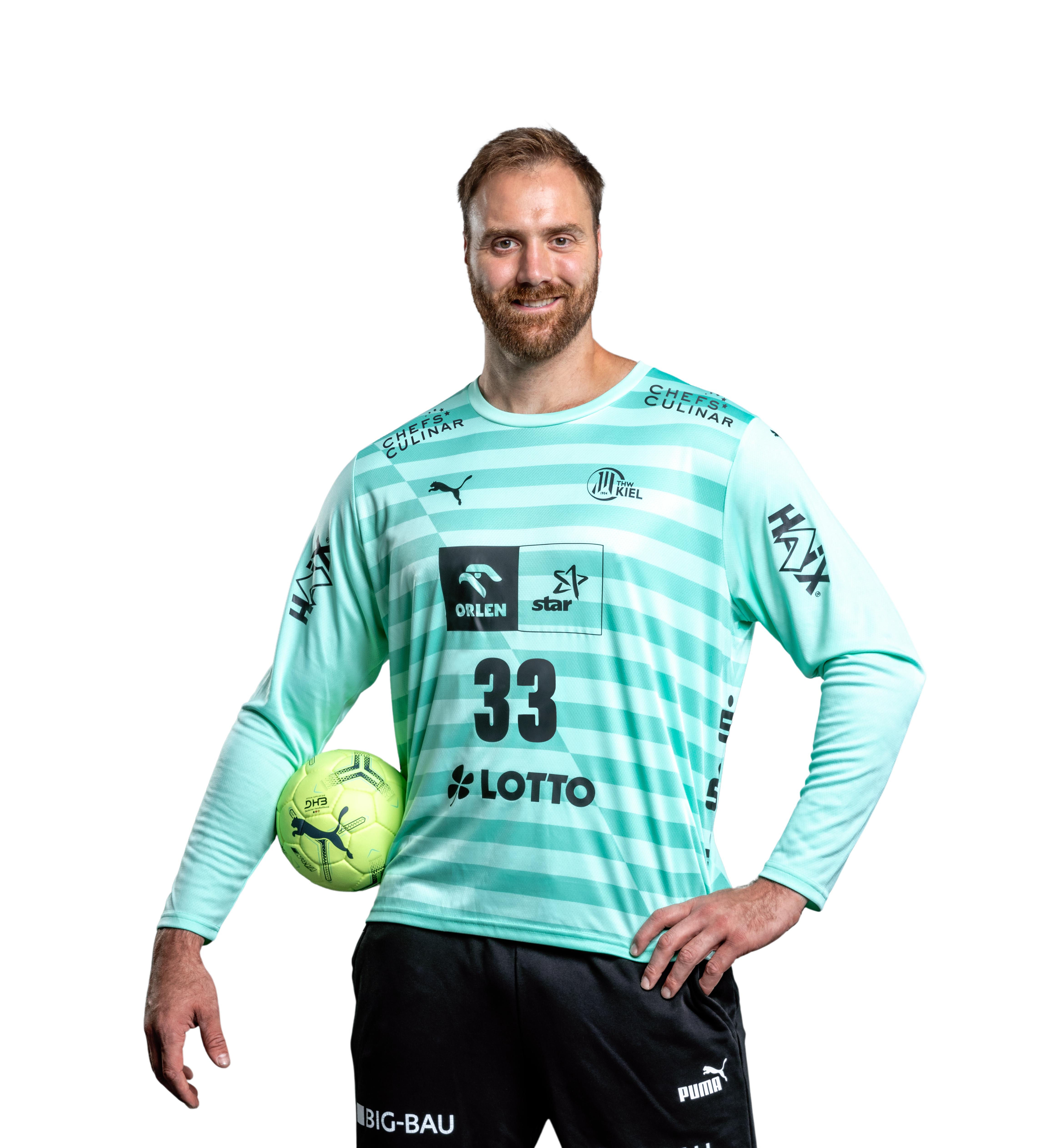 Ein männlicher Handballspieler trägt das THW Kiel 24-25 GK Trikot Home in mintgrün und weißen Streifen (Nummer 33), hergestellt aus recyceltem Polyester, hält einen gelben Handball und lächelt in die Kamera vor einem weißen Hintergrund.