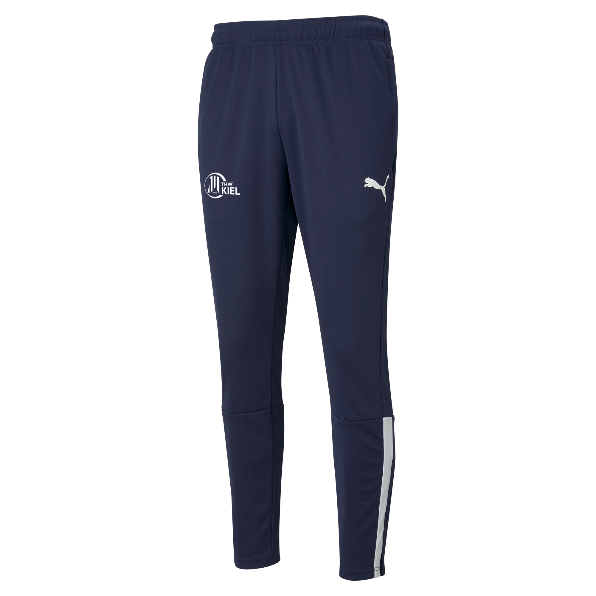 Die teamLIGA Trainingshose PUMA Navy hat ein weißes Puma-Logo auf dem rechten Oberschenkel, ein rundes Kiel-Logo auf der linken Seite, einen elastischen Bund, seitliche weiße Streifen und Reißverschlüsse am Knöchel - perfekt fürs Training.
