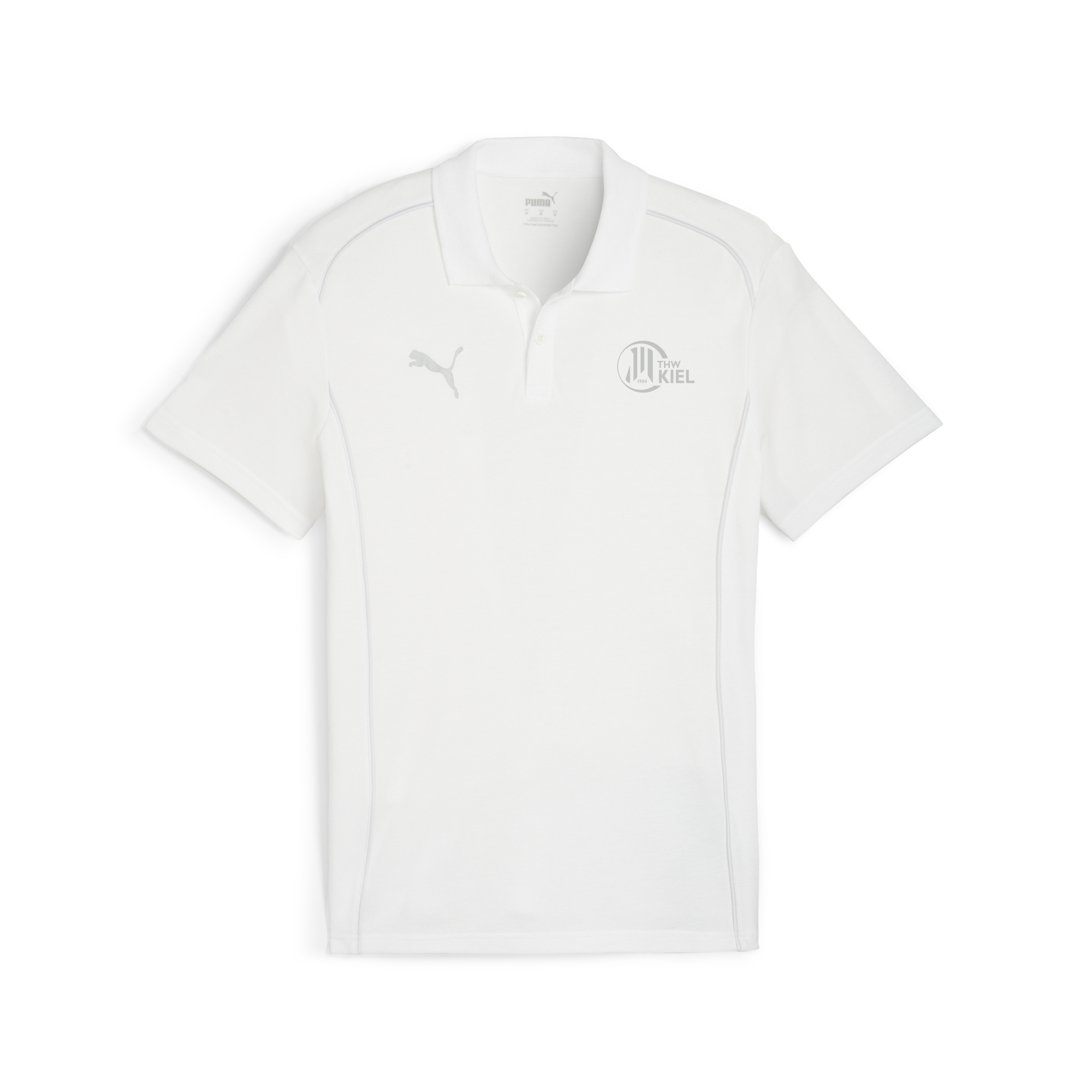 Das teamFINAL Casuals Polo PUMA White zeigt das Puma-Logo auf der rechten Brust und ein kreisrundes Kiel-Logo auf der linken Seite, flach gelegt mit Schreibwaren - ideal für Jungen, die einen offiziellen Termin besuchen.