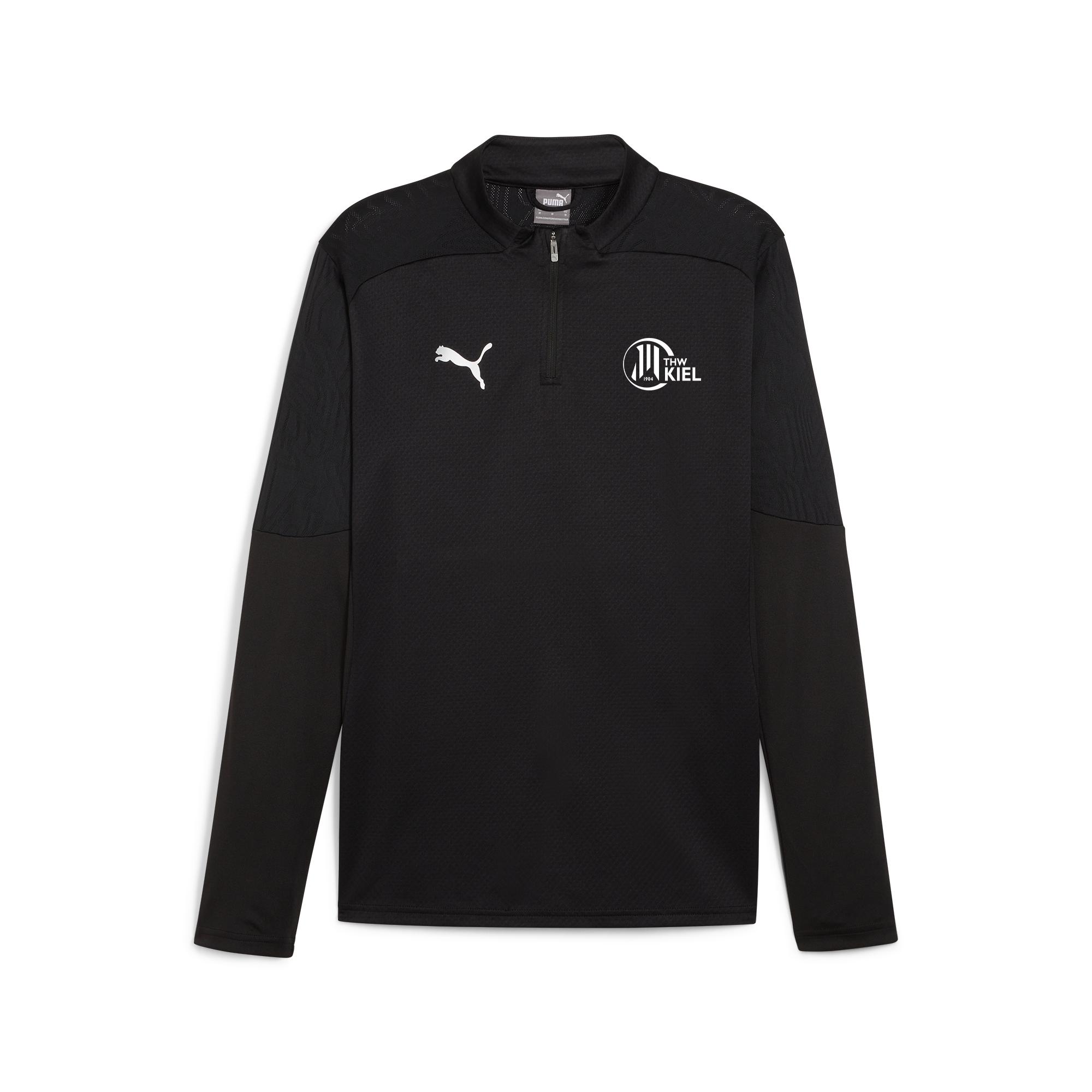 Ein schwarzes teamFINAL Training 1/4 Zip Top von Puma aus Polyester mit einem "Kiel"-Logo auf der linken Brust, langen Ärmeln und einem Viertel-Reißverschluss auf der Vorderseite, abgebildet auf einem Bügel vor einem schlichten weißen Hintergrund.