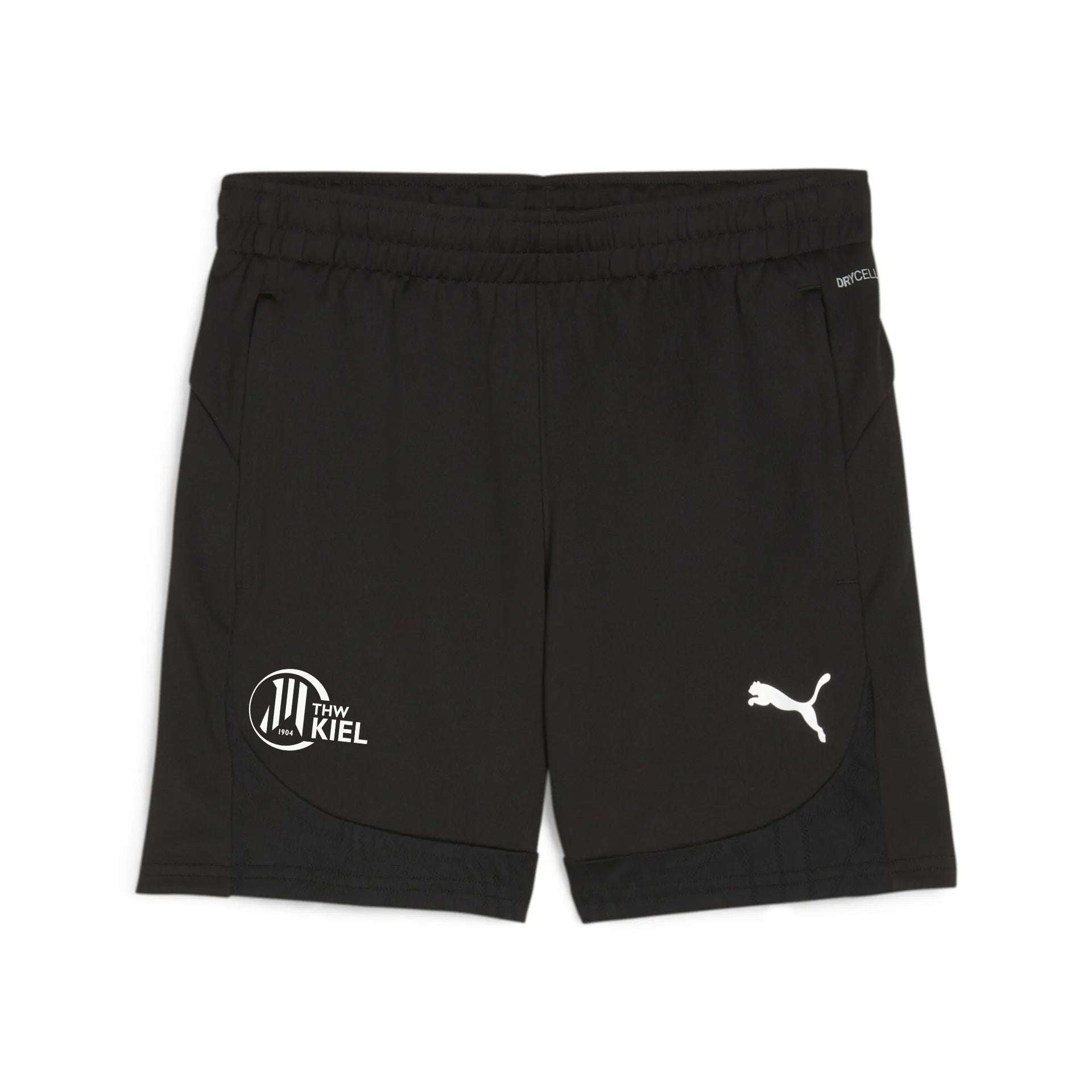 Die teamFINAL Trainingsshorts Jr PUMA Black bestehen aus recyceltem Polyester, haben einen elastischen Bund, weiße Puma- und THW Kiel Logos sowie praktische Reißverschlusstaschen. Sie sind flach auf weißem Hintergrund fotografiert.