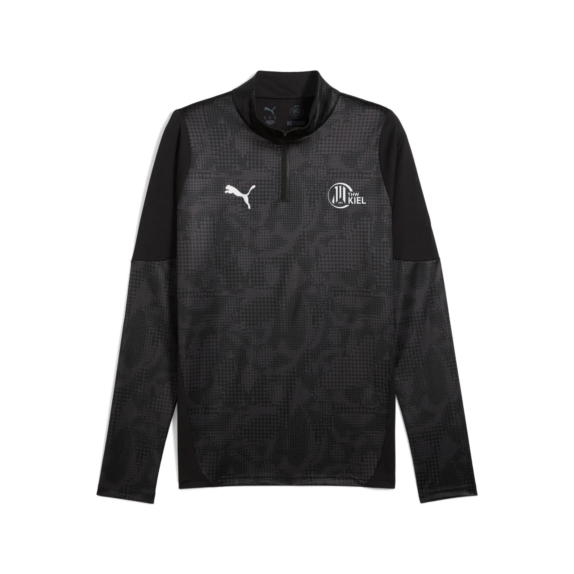 Das teamCUP Training 1/4 Zip Top in PUMA Schwarz ist ein langärmeliges Aufwärmoberteil aus recyceltem Polyester mit dezenten Mustern, dem Puma-Logo auf der rechten Brust und einem runden Kieler Wappen auf der linken Seite.