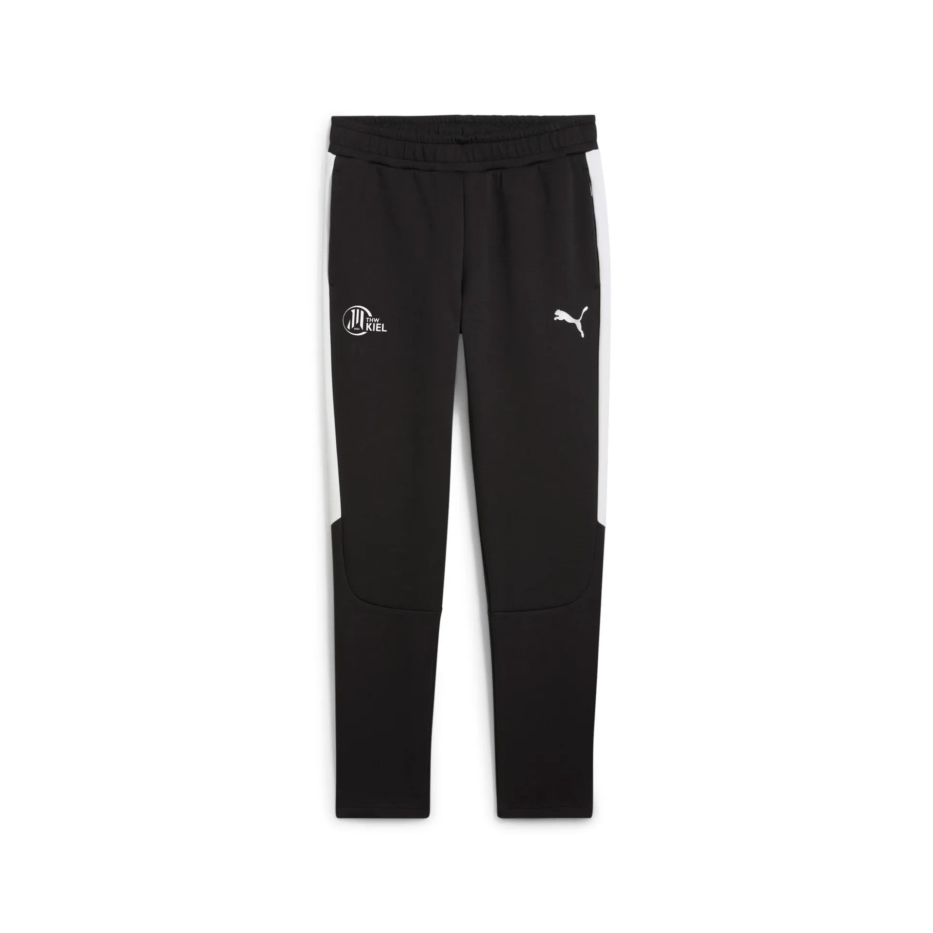 Die teamEVOSTRIPE Hose in PUMA Schwarz zeigt ein weißes Puma-Logo auf dem rechten Oberschenkel, ein rundes weißes Katar-Logo auf der linken Seite, einen elastischen Bund, hellgraue Seiteneinsätze und praktische Seitentaschen mit Reißverschluss für einen sportlichen Look.