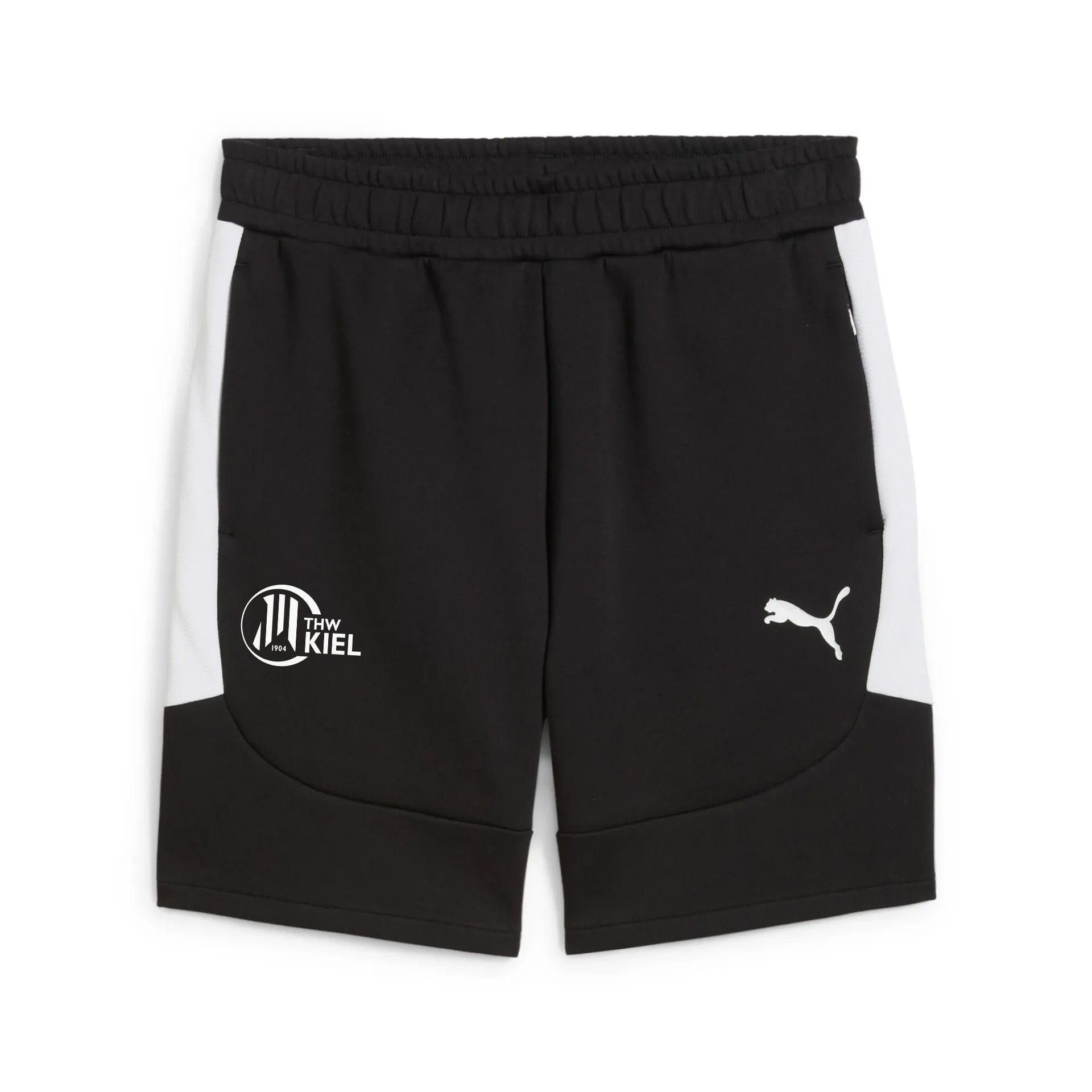 Die teamEVOSTRIPE Shorts in PUMA Schwarz mit weißen Seitenteilen, elastischem Bund, sportlichem Puma-Logo rechts, THW Kiel Logo links und bequemer Passform. Seitentaschen mit Reißverschluss. Flach auf weißem Hintergrund präsentiert.
