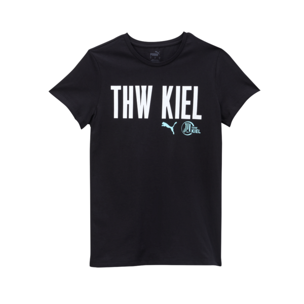 Das THW Kiel Tee Wmn Black ist ein weiches Baumwoll-Kurzarm-T-Shirt mit weißem "THW KIEL"-Schriftzug, einem kleinen Puma-Logo und dem Vereinswappen - die ideale Fanbekleidung für treue Anhänger.