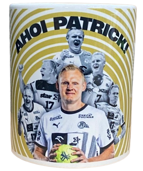 Die Bundle Abschiedsspiel 17 Wiencek Keramiktasse zeigt mehrere Bilder eines blonden männlichen Handballspielers in einem weißen Trikot mit dem Schriftzug "AHOI PATRICK!" darüber auf einem goldenen und weißen spiralförmigen Hintergrund.