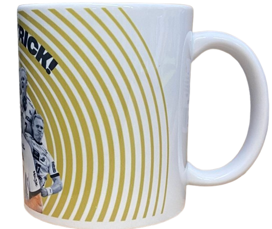 Ein weißer Keramikbecher mit Henkel aus dem Bundle Abschiedsspiel 17 Wiencek, mit gelben konzentrischen Bögen, einem Teilbild von Sportlern in Sportuniformen und dem fetten, teilweise sichtbaren Wort "RICK!" auf der linken Seite.