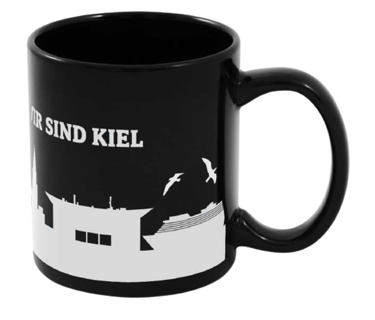 Der Becher Skyline schwarz 300ml zeigt weiße Silhouetten der Kieler Skyline, Möwen und ein Schiff mit dem Schriftzug WIR SIND KIEL auf seiner schwarzen Oberfläche.