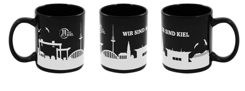 Der Becher Skyline schwarz 300ml zeigt die Kieler Skyline in Weiß auf Schwarz, mit Wahrzeichen der Stadt, Möwen, dem Schriftzug "WIR SIND KIEL" und dem THW Kiel Logo - eine stilvolle Hommage für Kiel-Fans.