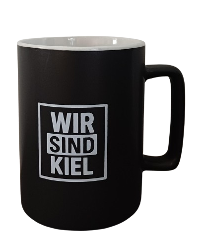 Der Becher „Wir sind Kiel“ ist ein schwarzer Keramikbecher mit weißer Innenseite und quadratischem Henkel, auf dem der Schriftzug „WIR SIND KIEL“ in einem weiß umrandeten Quadrat auffällig zu sehen ist – ideal für jeden THW-Kiel-Fan oder Sammler.