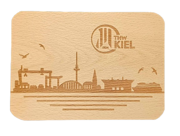 Das Brettchen Buche besteht aus Buchenholz und zeigt eine filigrane Gravur der Kieler Skyline mit Vögeln, Turm und Gebäuden. In der oberen rechten Ecke befindet sich das Logo von THW Kiel 1904.
