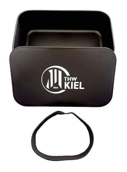 Die Brotdose schwarz mit abnehmbarem Deckel, THW Kiel Logo und schwarzem Elastikband ist die ideale und BPA-freie THW Kiel Brotdose.