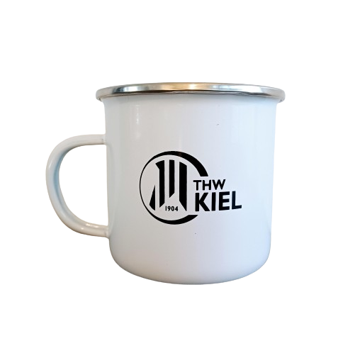 Der Emaille Becher weiß ist ein weißer Metallbecher mit silbernem Rand, schwarzem THW Kiel 1904 Logo, minimalistischem Design, einfachem Henkel und 380ml Fassungsvermögen.