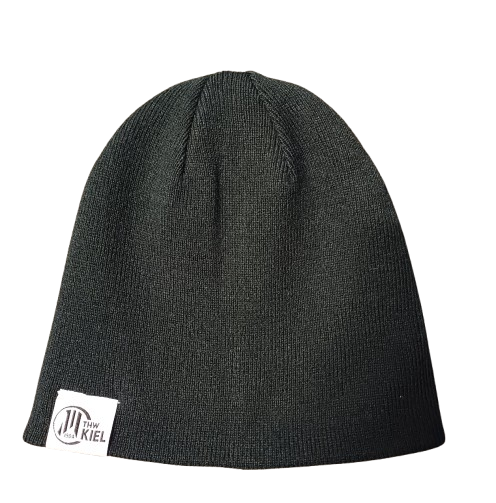 Die Beanie Kids schwarz-weiß ist eine schlichte schwarze Mütze mit einem kleinen weißen rechteckigen Aufnäher mit dem THW Kiel-Logo am unteren Rand.