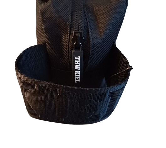 Die Kulturtasche BUCKLE schwarz ist eine kompakte schwarze Reißverschlusstasche mit THW KIEL auf dem Reißverschluss, teilweise umschlossen von einem schwarzen Band. Sie ist aus strapazierfähigem Stoff gefertigt und ähnelt einer stilvollen und praktischen Kulturtasche.