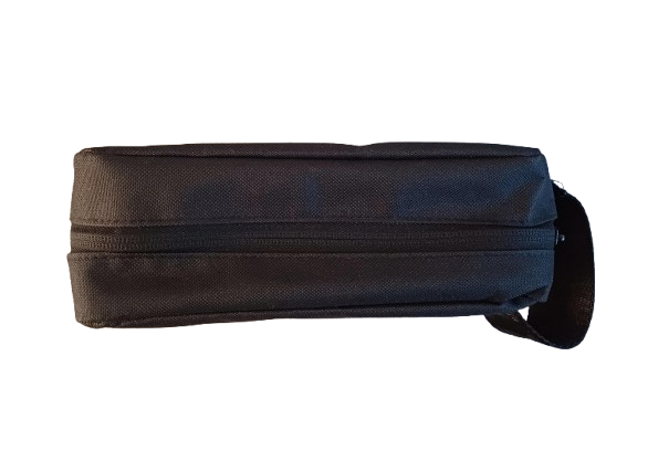 Die Kulturtasche BUCKLE schwarz ist eine rechteckige schwarze Stofftasche mit Reißverschluss oben, kleinem Seitengriff und Logoaufnäher - perfekt als THW-KIEL-Tasche oder kompakte Sporttasche, isoliert auf weißem Hintergrund dargestellt.