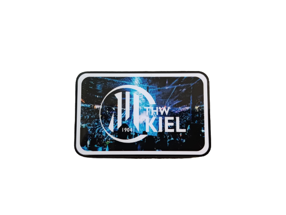 Der Magnet Arena ist ein rechteckiges Metall-Magnet-Abzeichen mit dem THW Kiel-Logo über einer jubelnden Menge und blauen Bühnenlichtern - perfekt als Arena-Souvenir oder stylische Zuhause-Deko.