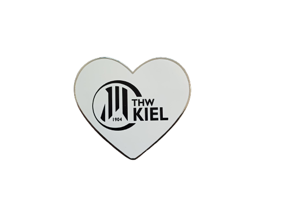 Der Magnet Herz Metall weiß ist ein weißer, herzförmiger Metallmagnet mit dem schwarzen THW Kiel 1904 Logo und Text in der Mitte, perfekt als Fanartikel für Anhänger des deutschen Handballvereins. Der transparente Hintergrund erhöht die Attraktivität.