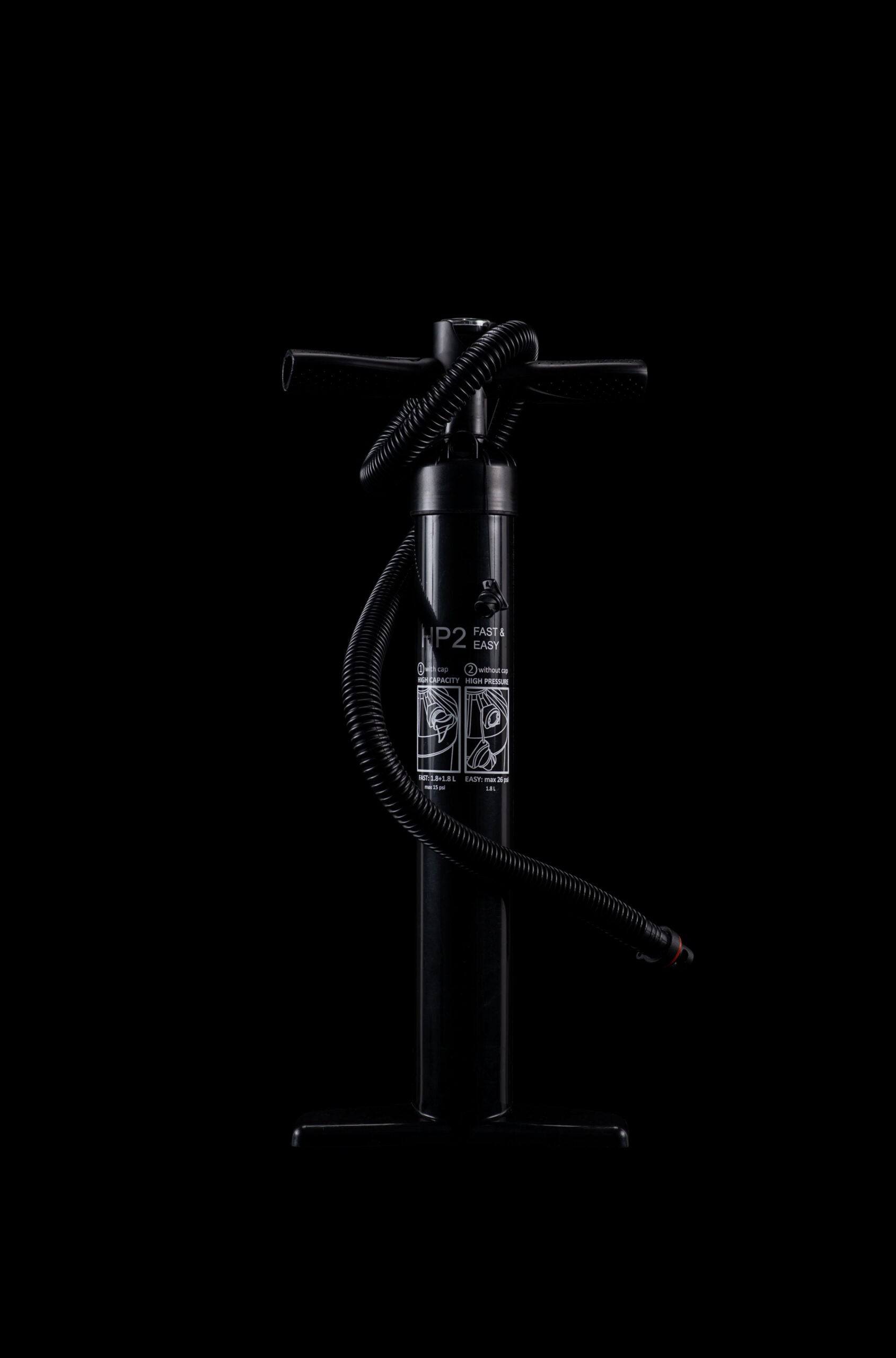 Eine schwarze Handluftpumpe mit aufgerolltem Schlauch steht mittig auf einem schlichten schwarzen Hintergrund. Auf der Pumpe sind weiße Grafiken und ein Text zu sehen, der auf das THW Kiel SUP limitiert - ideal für Stand-up-Paddling-Fans.