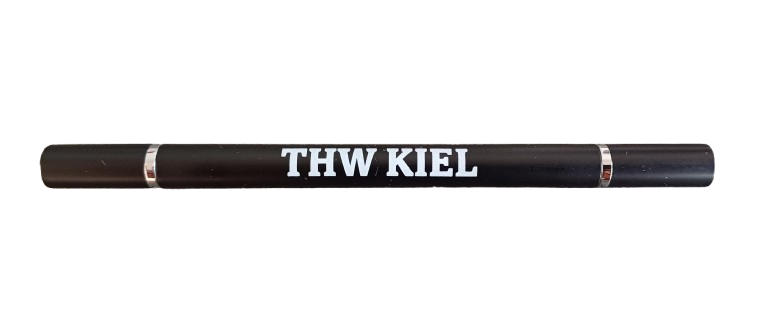 Eine Kugelschreiber & ewiger Bleistift Kombi schwarz mit silbernen Bändern an beiden Enden und "THW KIEL" in weißen Großbuchstaben an der Seite.