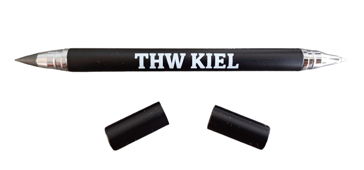 Der Kugelschreiber & ewiger Bleistift Kombi schwarz, ein schwarzer Kugelschreiber mit silberner Spitze und weißer Aufschrift THW KIEL, wird mit beiden schwarzen Kappen abgenommen und unter den Kugelschreiber gelegt.