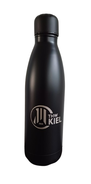 Die Trinkflasche Edelstahl 790ml schwarz ist eine mattschwarze Edelstahl-Trinkflasche mit Schraubverschluss, die auf der Vorderseite das THW Kiel-Logo mit weißer Schrift trägt.