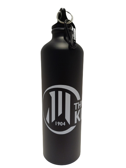 Die stylische und praktische Trinkflasche schwarz matt 800ml mit Metallkarabiner, weißem MK 1904-Logo und partiellem "THE K"-Schriftzug - ideal für THW Kiel Fans.