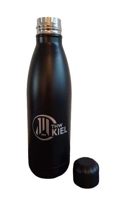 Schwarze Trinkflasche Edelstahl 790ml mit silbernem Schraubdeckel und weißem THW Kiel 1904 Logo auf der Vorderseite; der Verschluss ist neben der Flasche abgebildet.