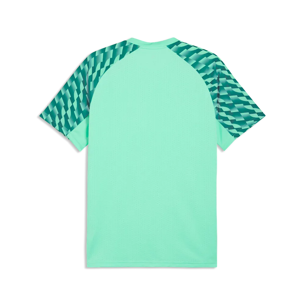 Das PUMA teamLIGA26 Trikot Jr. in Hell türkis besteht aus recyceltem Polyester und verfügt über einen Rundhalsausschnitt sowie geometrische Muster in Dunkelblaugrün auf den Ärmeln. Das Trikot wird flach liegend mit der Rückseite nach oben abgebildet.
