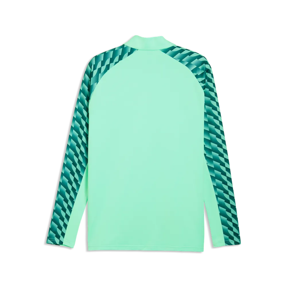 Das PUMA teamLIGA26 Training 1/4 Zip Top, hier von hinten gezeigt, ist einfarbig hellgrün und mit geometrischen Mustern in Blaugrün und Dunkelgrün an den Ärmeln und Schultern versehen; es besteht aus recyceltem Polyester.