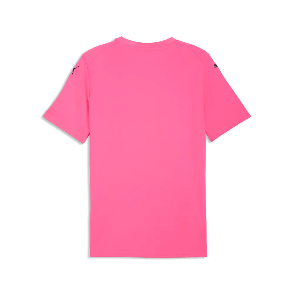 Ein einfarbiges, leuchtend pinkes, kurzärmeliges „teamFINAL Graphic Jersey Jr“-T-Shirt wird von hinten gezeigt; es besteht aus recyceltem Polyester und ist auf beiden Ärmeln mit kleinen schwarzen PUMA-Logos versehen.