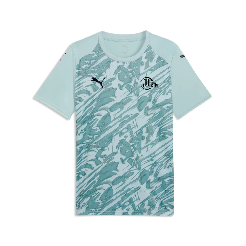 Hellblaues, kurzärmeliges „teamFINAL Graphic Jersey Jr“-Sporttrikot mit abstrakten grünen und grauen Mustern auf der Vorderseite sowie den Logos von PUMA und dem Fußballverein Holstein Kiel. Hergestellt aus recyceltem Polyester für eine nachhaltige und bequeme Passform.