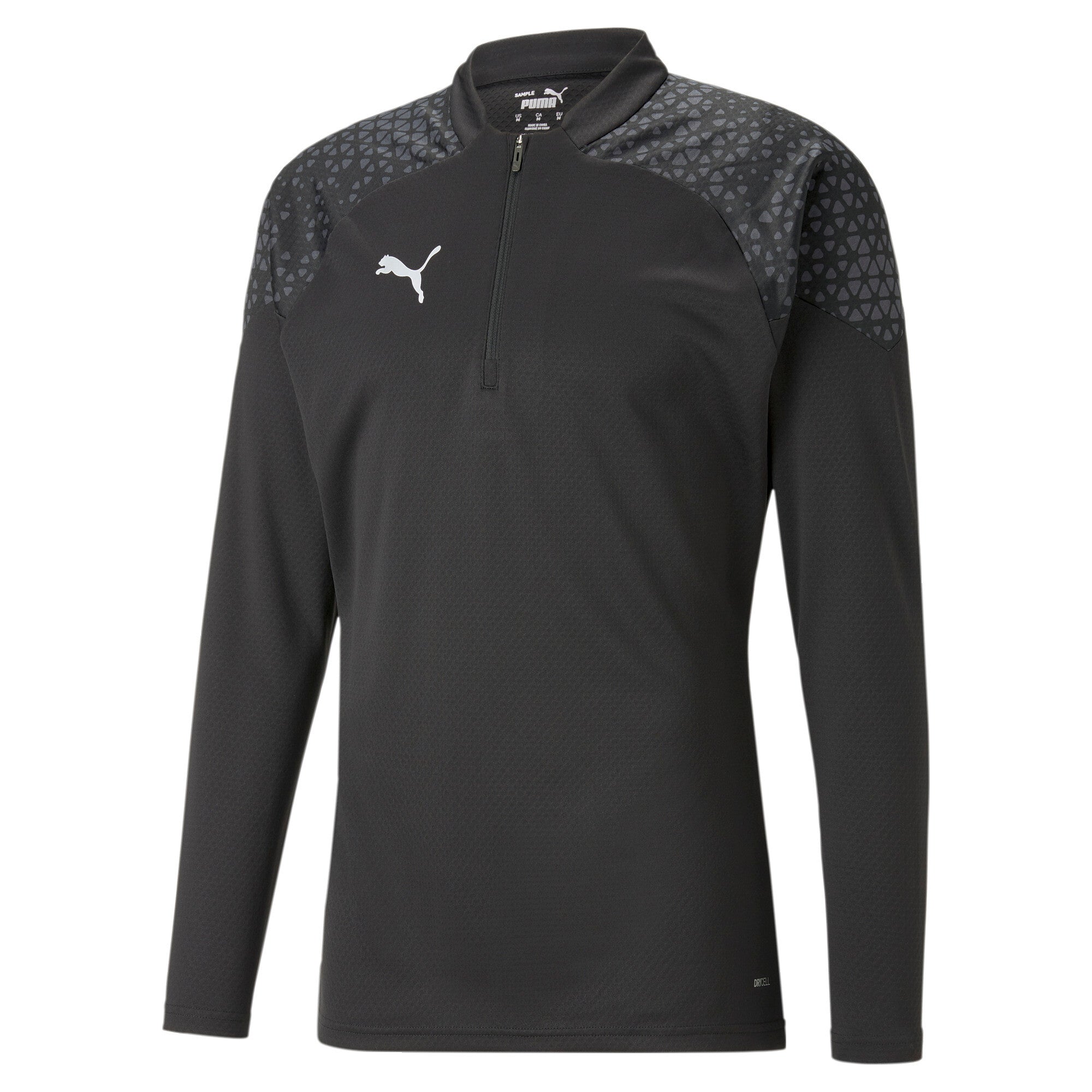 Das teamCUP Training 1/4 Zip Top Black ist ein schwarzer Langarmpullover aus Polyester mit einem viertel Reißverschluss, weißem Puma Logo auf der Brust und gemusterten Schultern. Er ist auf einem einfarbig weißen Hintergrund abgebildet und perfekt für sportliche Spieltage.