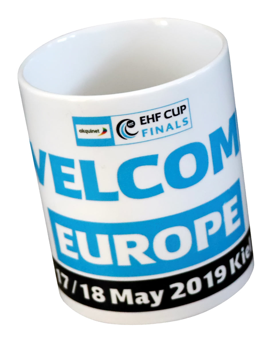 Der Event-Becher EHF Cup Finals (Welcome Europe) ist ein weißer Becher mit blau/schwarzem Schriftzug, "Welcome Europe", Datum 17./18. Mai 2019 Kiel, Event- & Sponsorenlogos - ein limitiertes Sammlerstück, das den europäischen Handball feiert!.